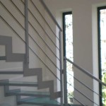 dettaglio scala con gradino in vetro